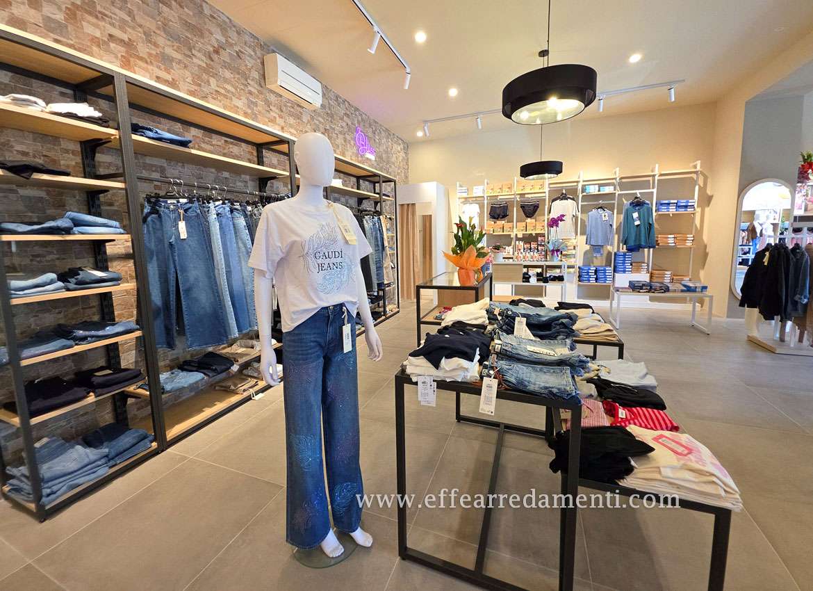 Design Arredo Negozio Abbigliamento realizzato a Norcia Design Arredo Negozio Abbigliamento